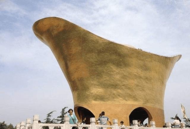 这个建筑被称为"河北省最丑建筑"!满身金色造型像元宝