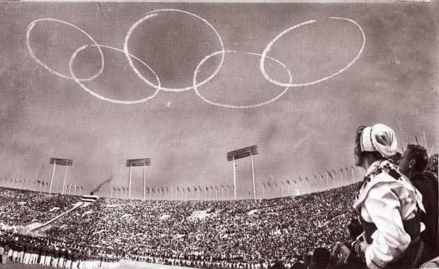1964年东京奥运会开幕式 五架飞机在天空划出五环.
