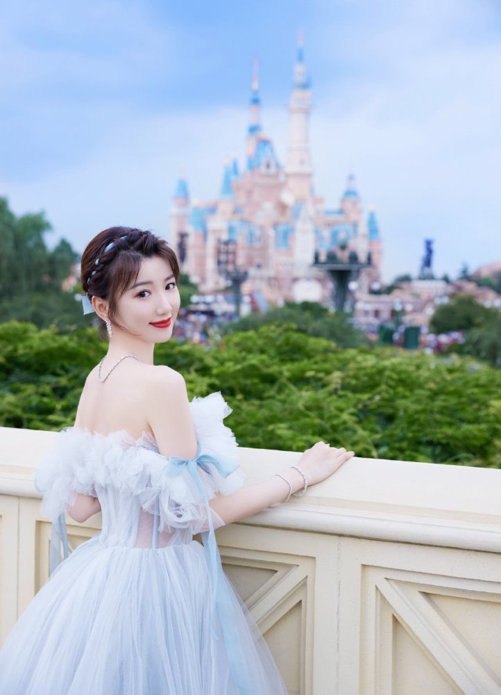毛晓彤写真,身穿白色纱裙,气质典雅,宛如童话里的美丽公主
