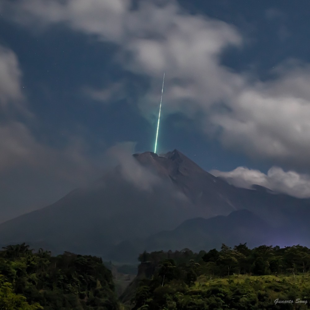 流星落入火山口