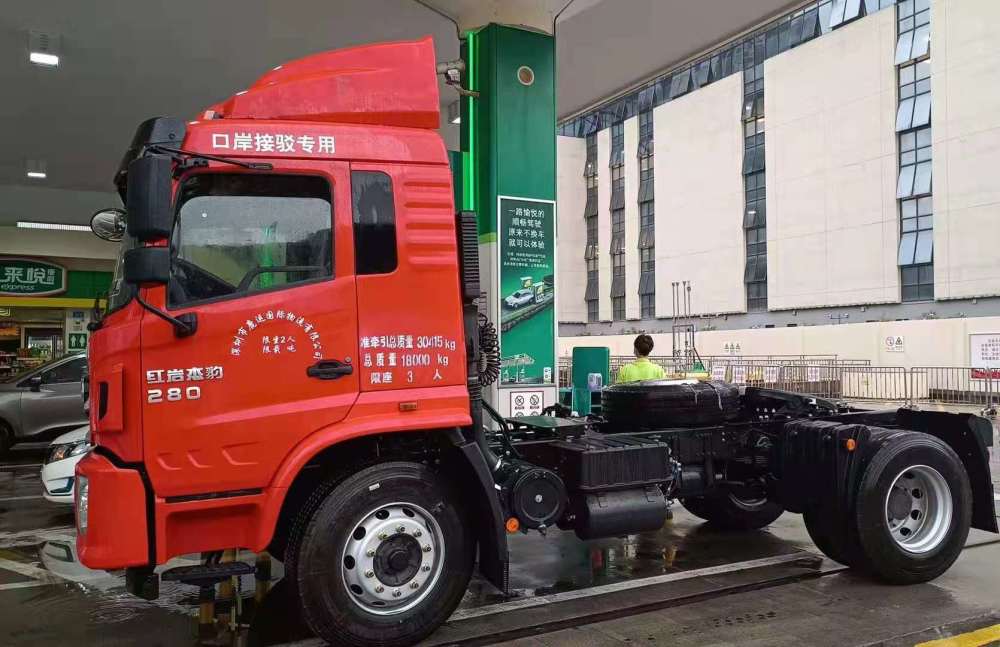 高栏车,厢式车,双层飞翼车,平板车,冷藏车,高低板车(适应大件运输)等