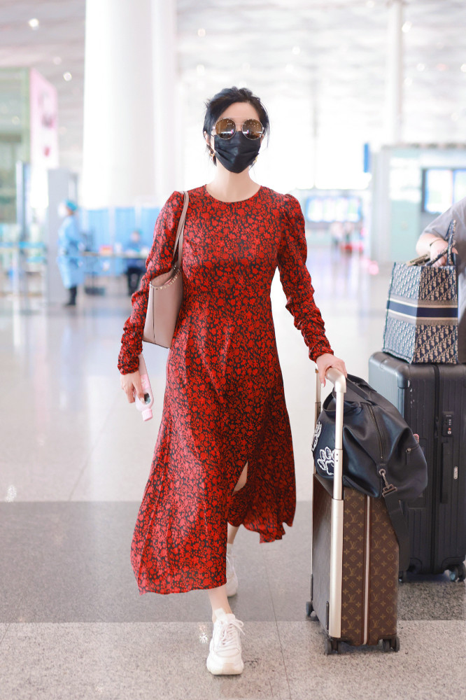 范冰冰现身北京机场富贵气十足,红色碎花裙十分亮眼!
