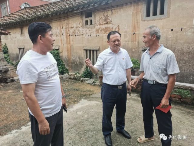 又讯陆建琪先后走进困难老党员陈光华,胡亚新家中,送上慰问金并亲切