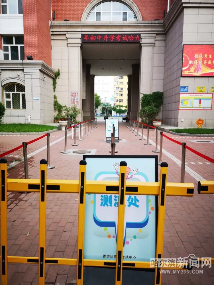背街背巷车少,人也少,很肃静适合做考场