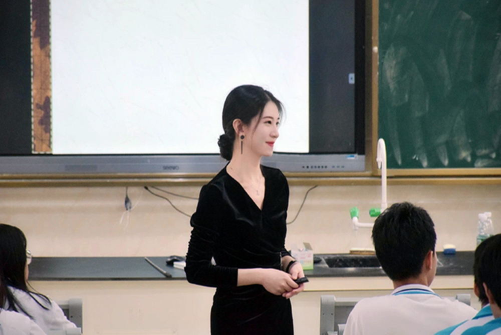 从小学到高中为啥都是英语老师的穿着最时髦亮眼原因少有人知