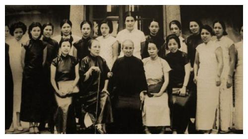 新中国第一位驻外武官,赴任途中遇害,70岁女凶手伏法