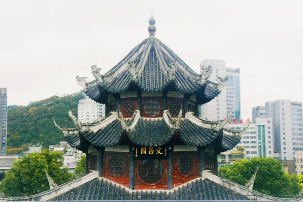 为方便广大市民游客游览景区,贵阳市的文昌阁,甲秀楼(含翠微园),阳明