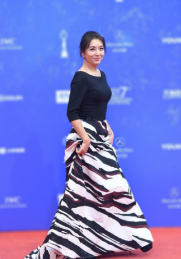 53岁江珊穿拼色紧身连衣裙,尽显贵妇气质,成熟与优雅完美展现