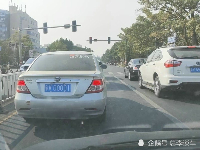粤v00001在比亚迪f3上,在网上估值了一下车牌,价值56万,估值仅供参考.