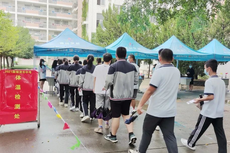 2021中考现场直击西山学校考点1050名考生奔赴考场