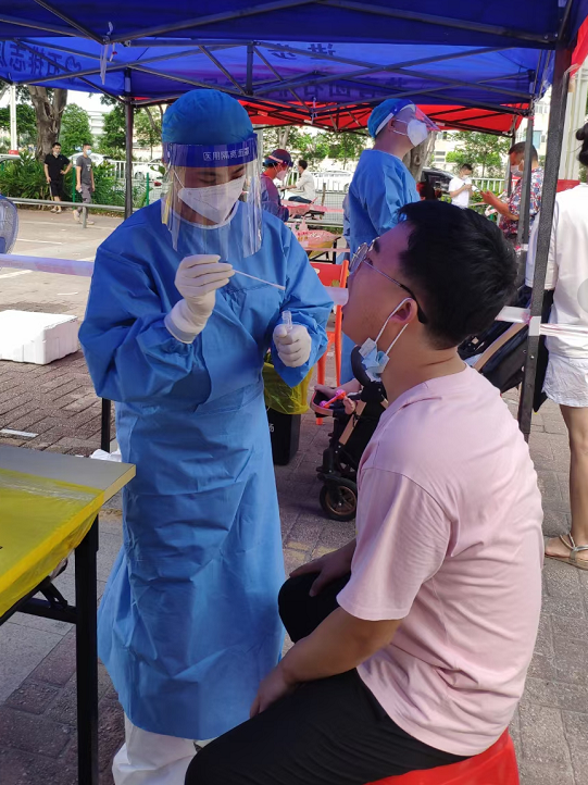 暴雨中抱着核酸检测样本奔跑的护士找到啦她抢救了2000多个样本