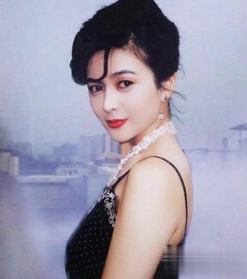 "香港第一美女"不仅持靓行凶,还串出了半部香港娱乐圈