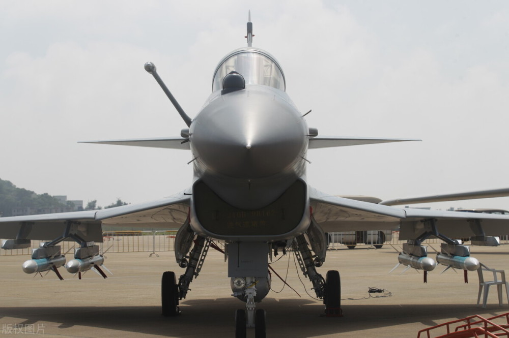 中国歼-10c战斗机性能有多强?美国专家给出客观评价:不输f-16v