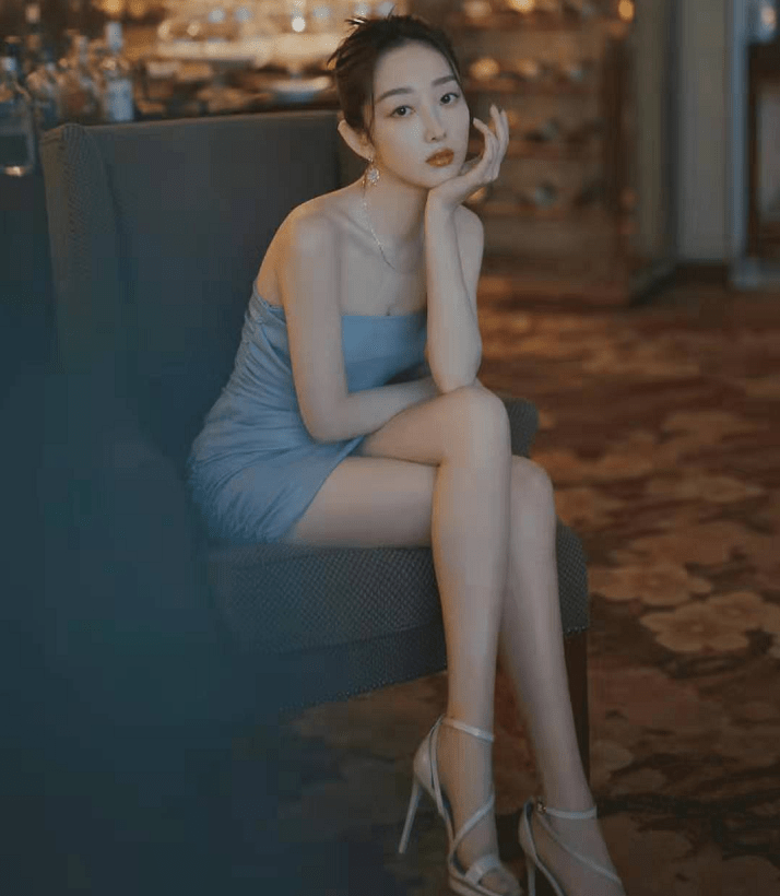 蒋梦婕在沙发上拍大片,玲珑身段超惹眼,全身照令人心疼