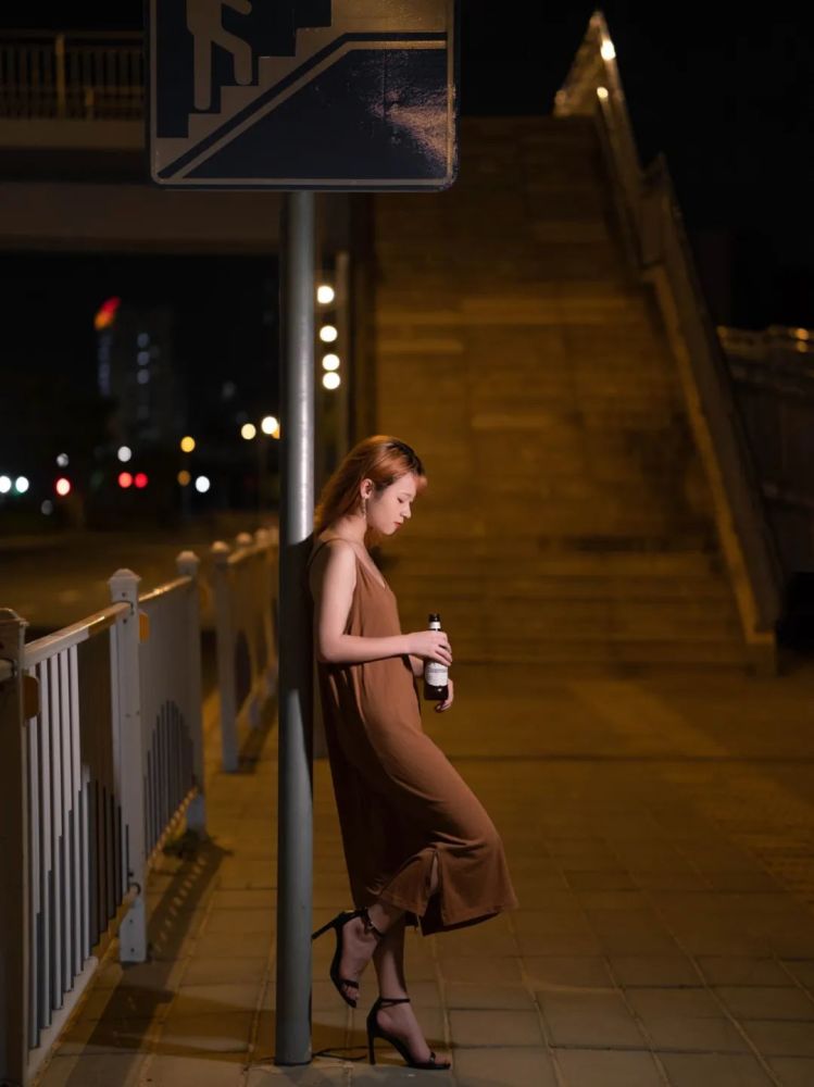 少女写真|低成本的夜景街景人像 这是一组互勉约拍的返片 拍摄于一个