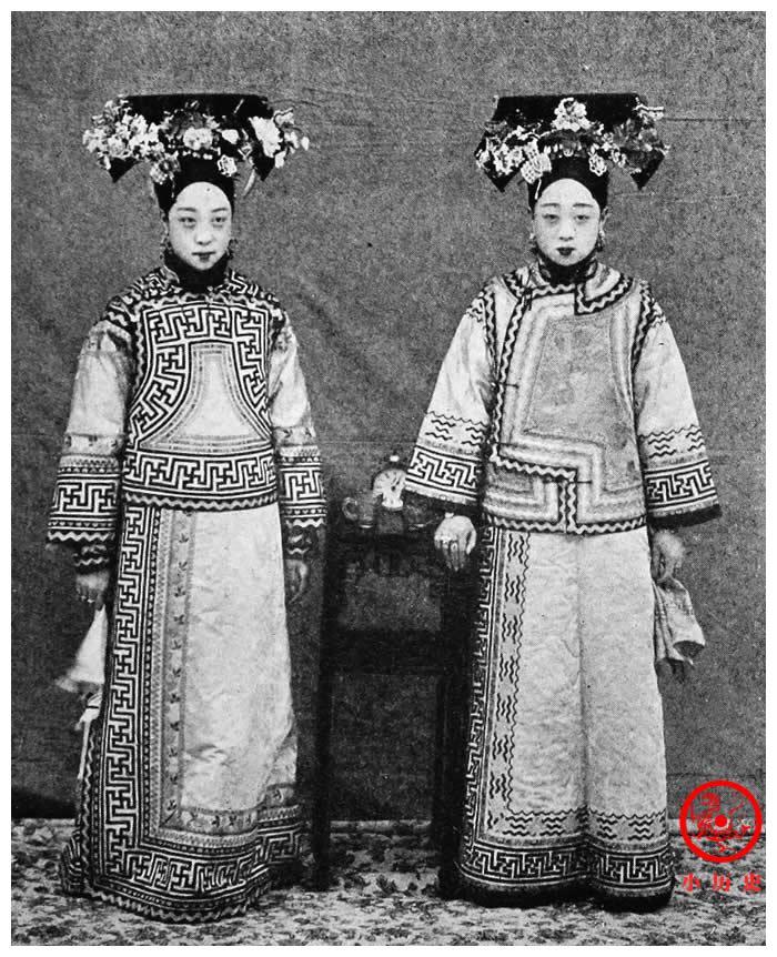 清朝皇族老照片:慈禧太后照镜子梳头,5岁小皇帝席地而