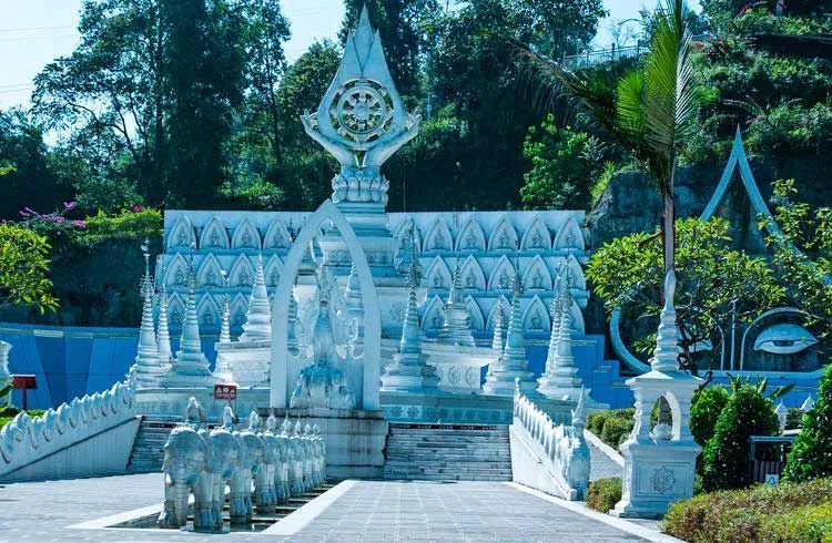 芒市银塔,又称万佛塔,学名:八万四千塔.