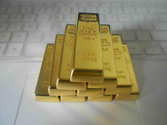 每年到银行买一块100克金条存着,这样做可以保值,增值