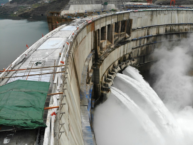 白鹤滩水电站大坝为300米级特高混凝土双曲拱坝,最大坝高289米,坝顶
