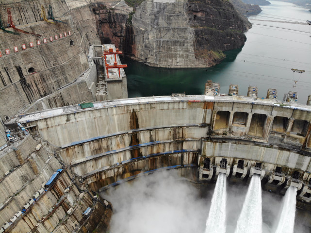 世界在建最大水电站白鹤滩水电站大坝全线封顶,投产发电进入倒计时