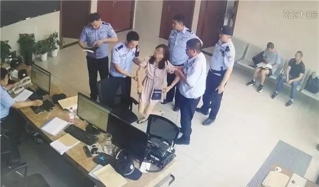 扬州女子神色慌张跑进派出所,情绪激动要"自首"!啥情况?
