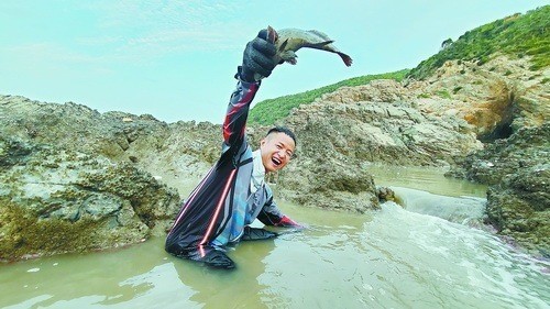 福建四兄弟拍赶海视频走红,每天300万人等着看他们抽水坑