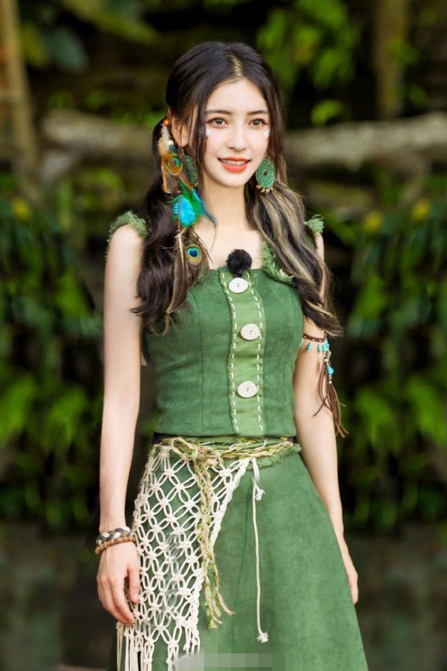 杨颖《奔跑吧》新造型.绿色吊带套装裙双马尾甜美又清爽宜夏!