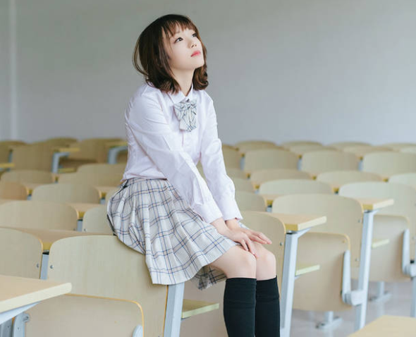 中国女大学生穿jk制服拍毕业照,评论一边倒,学生:关你