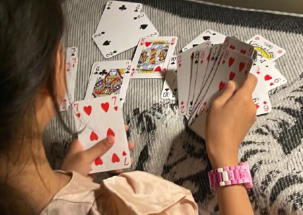 邓超自曝小花妹妹睡前不听故事,要求打扑克,网友调侃被他带坏了
