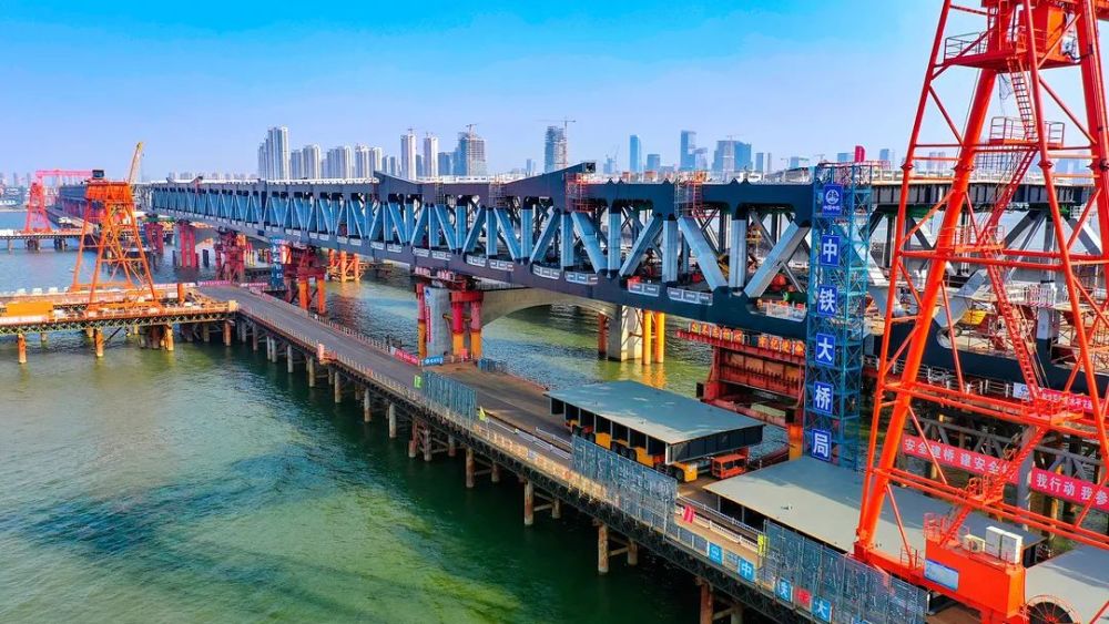 钱塘江又一新大桥合龙 沪杭甬高速公路改建工程彭埠大桥南北"牵手"