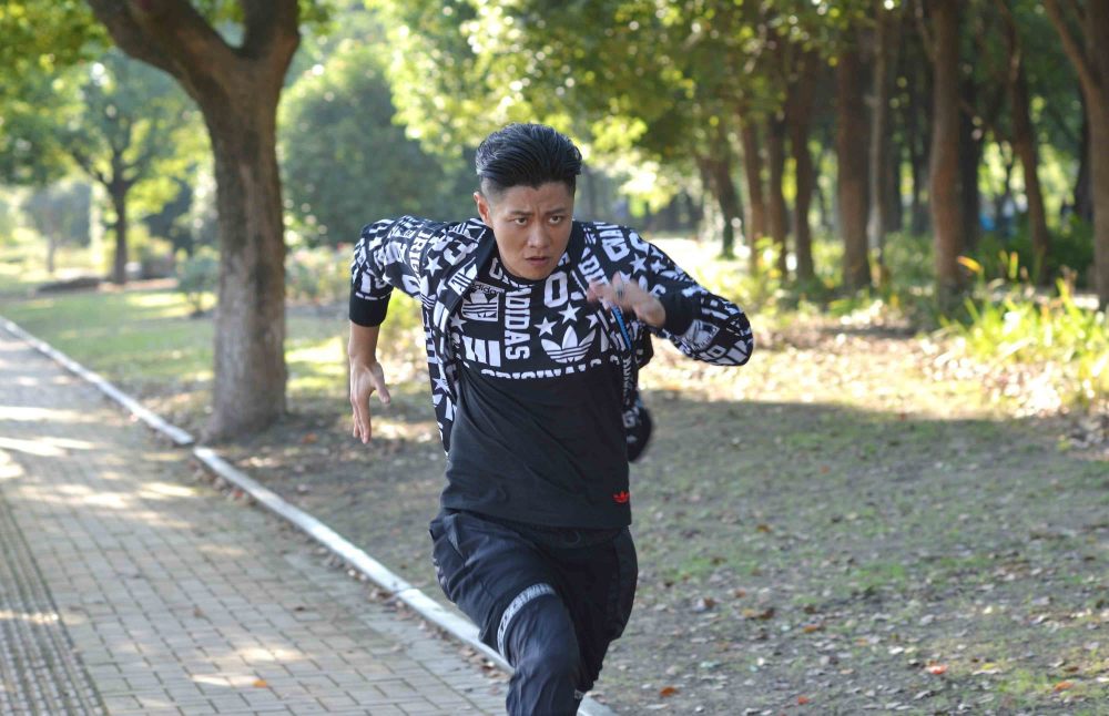 但是导演不想换人,于是整个剧组就这么等了赵荀6个月,后来也是因为