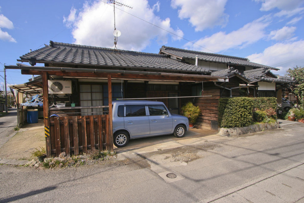 日本乡村的房屋与城市中的高楼大厦不一样,有着日本当地特色,大多都是