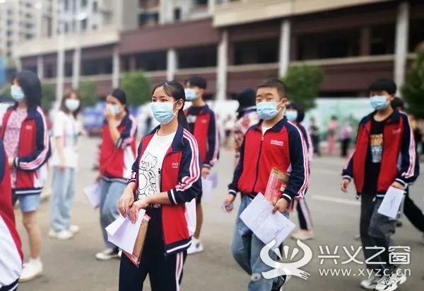 (兴义五中考点) 据了解,黔西南州2021年中考报名人数40337人,分别在
