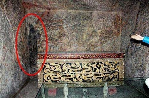 中国最诡异的古墓壁画一个拱手作揖的男人影子至今无人破解