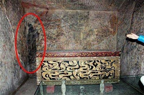 中国最诡异的古墓壁画,一个拱手作揖的男人影子,至今无人破解