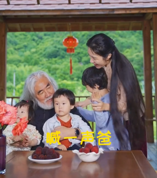 70岁张纪中分享家庭日常,杜星霖被继子喂西瓜喊妈妈,乐得合不拢嘴