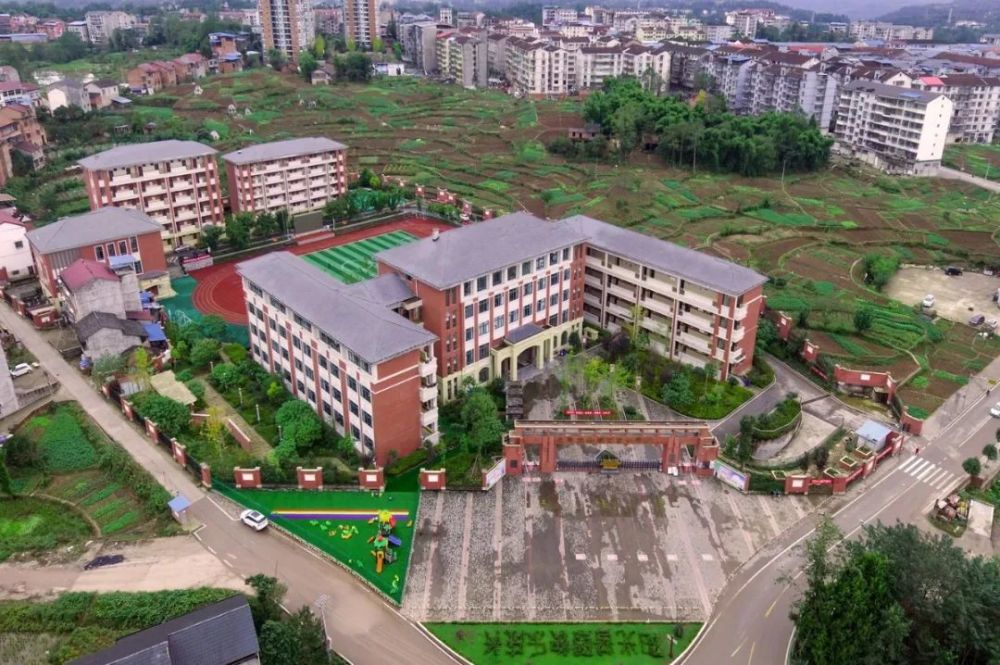 忠县拔山镇实验小学校,地处忠县拔山镇五星居民点与双古社区交界处