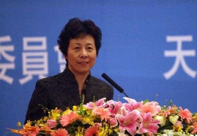 她曾任上海市副市长,副国级,海归博士,学者型高官,今年74岁