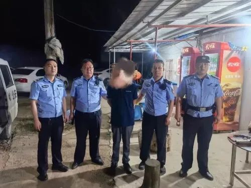 民警李二虎介绍,据司机反映,当晚8时许他在当地装载货物后,准备按照
