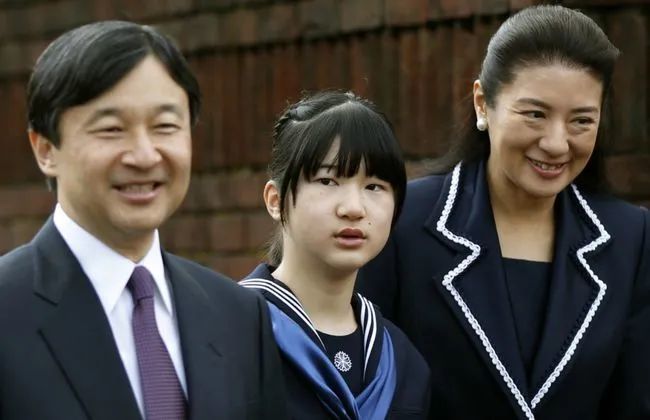 尽管爱子的母亲雅子被大家称为日本王室的"最美王妃",但爱子是一点