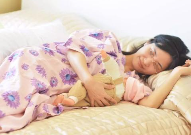 母乳妈妈"躺喂"成常态,小婴儿深受其苦,怎样喂宝宝更合适?