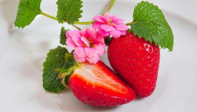 草莓太大害怕打激素?知道这几点,轻松躲开激素草莓!