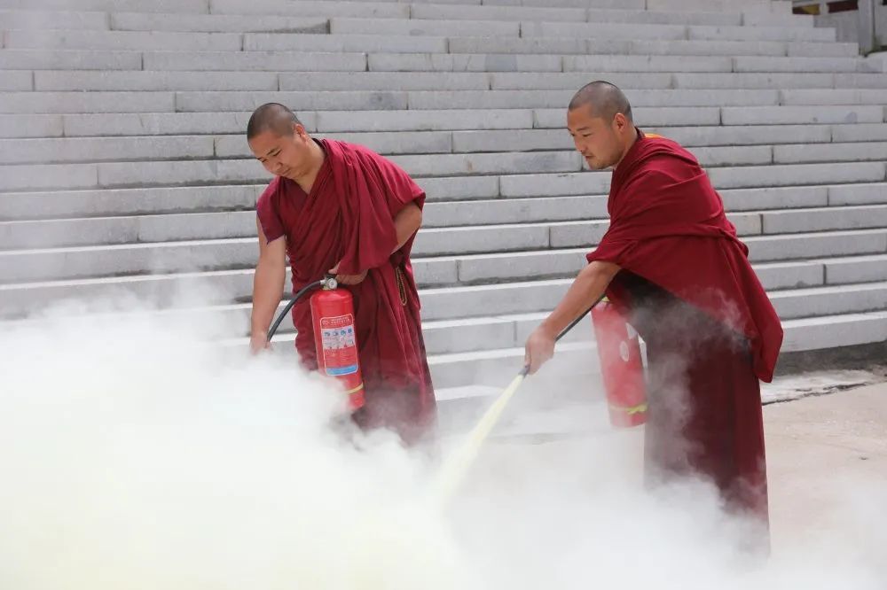 灾情假想25日上午10时30分,佑宁寺一僧侣因用火不慎引发僧舍火灾,火势