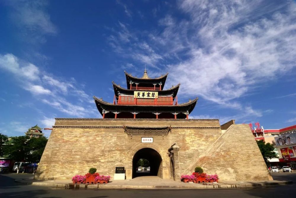 酒泉钟鼓楼酒泉与嘉峪合并,实则上是酒泉与酒钢的合并,当然,相对于