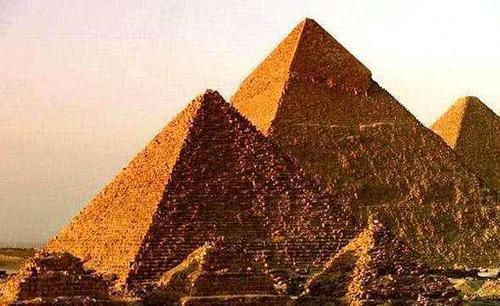 全球最知名的金字塔百慕大三角海底的金字塔竟然比埃及金字塔还要大