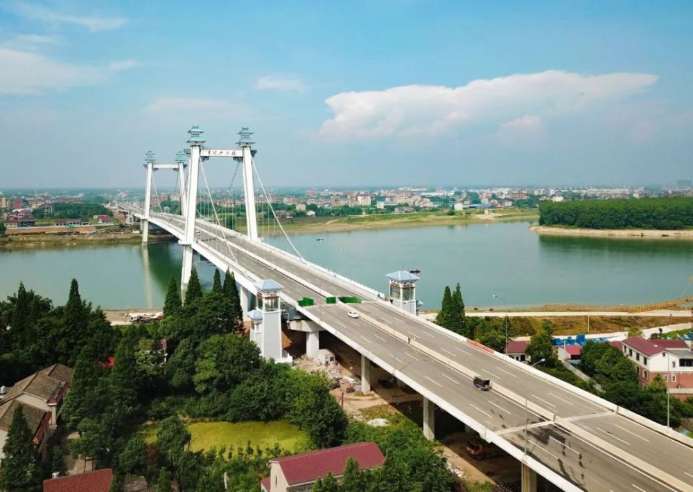 青龙洲大桥是益阳第一座自锚式悬索桥 也是城区跨越资江两岸 沟通