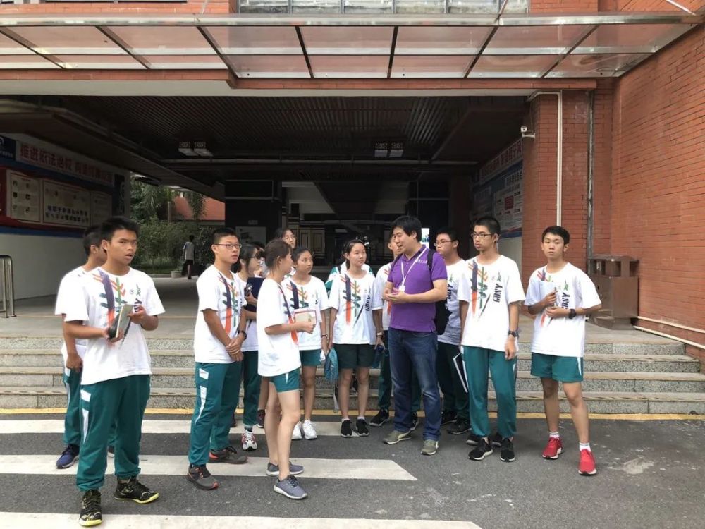 天文社员(右二为沈岱)与南大教授李志远交流(右三)