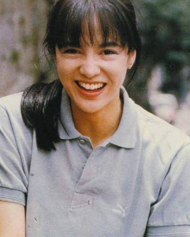 至今未婚,63岁郑裕玲罕见放年轻时泳装照被赞,享受工作不觉寂寞