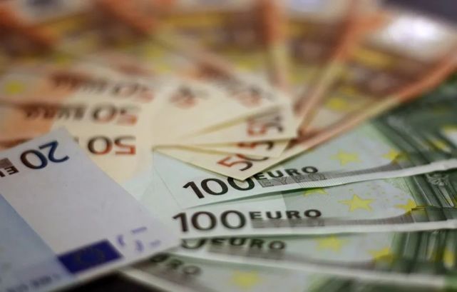 一法国女子在喷泉中撒4.7万欧元现金,并在里面泡澡!