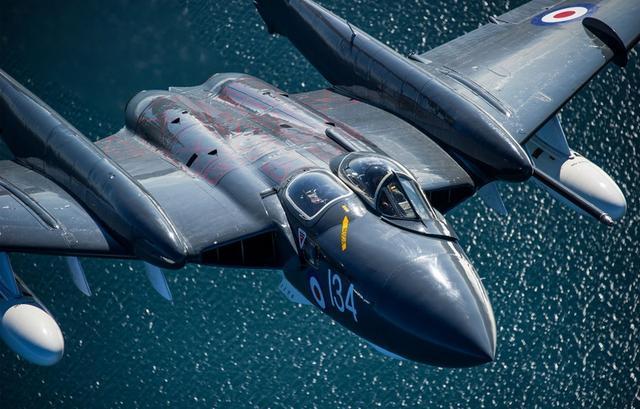 110海雌狐双座双发喷气式舰载战斗机首飞,1959年开始服役.